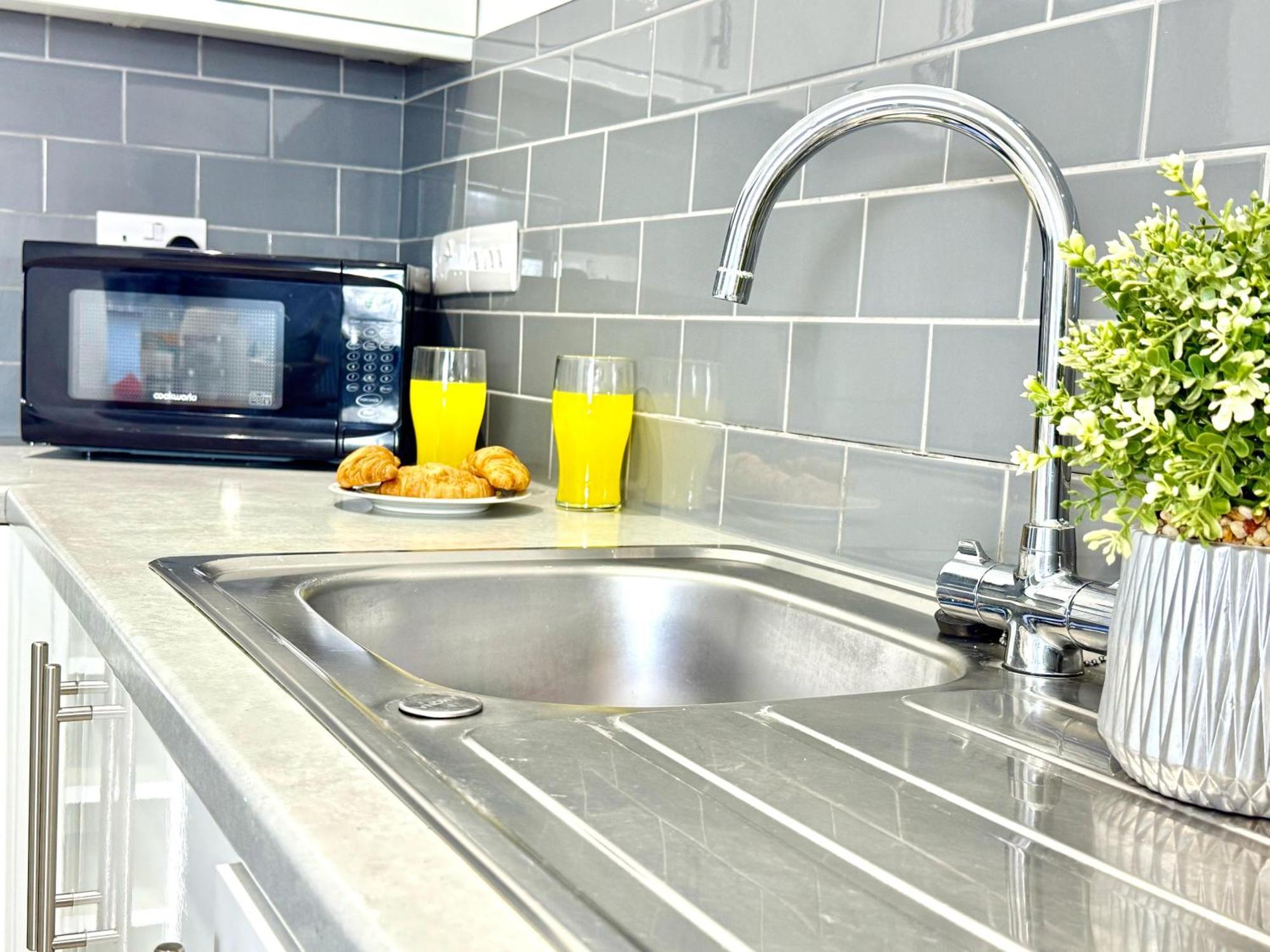 Hazel 1-Bedroom Cousy Flat, Parking, Wifi, Prime Location, Close To Blenheim Palace & Oxford Kidlington Exteriör bild